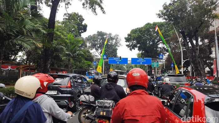 Lalu lintas sekita Masjid Istiqlal, Jakarta Pusat, tambah macet jelang tabligh akbar, Senin (21/8/2023) siang.