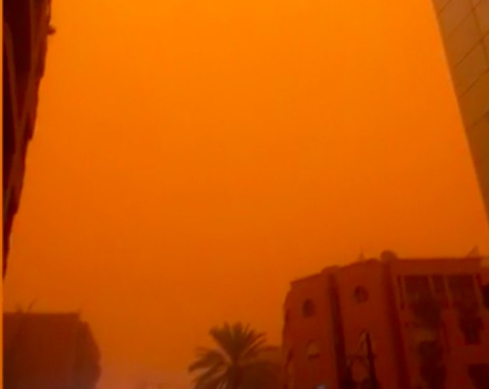 Langit Marrakesh, Maroko berwarna oranye akibat badai pasir