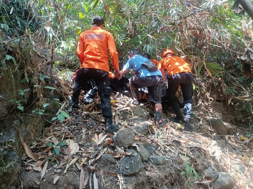 Tim SAR temukan lansia yang hilang di Desa Petandakan, Buleleng. (Dok. Basarnas Bali)