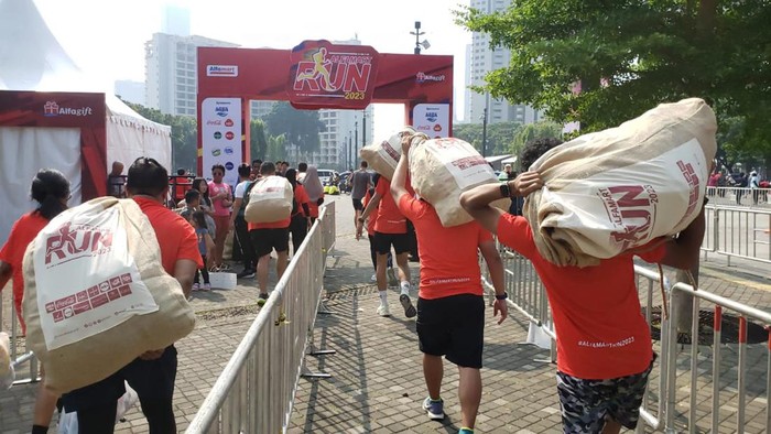 Lomba lari kini tidak hanya sekadar mencari kesehatan. Tapi, bisa juga menjadi momen untuk lebih menyadarkan diri untuk mencintai kelestarian bumi.
