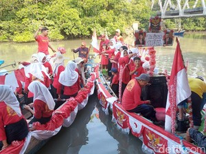 Pertama Kali Nelayan Bungah Gresik Gelar Lomba Perahu Hias Meriahkan HUT RI