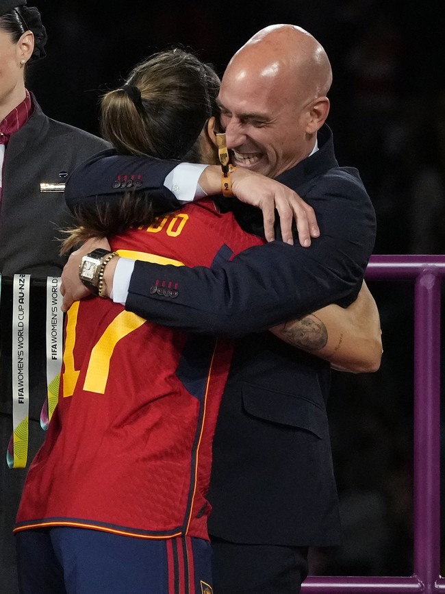 Kecupan tersebut dialamatkan Luis Rubiales ketika Jennifer Hermoso akan naik podium setelah mengalahkan Inggris dalam final Piala Dunia.  Foto: Rick Rycroft/AP