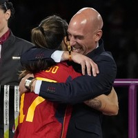 Kecupan tersebut dialamatkan Luis Rubiales ketika Jennifer Hermoso akan naik podium setelah mengalahkan Inggris dalam final Piala Dunia.  Foto: Rick Rycroft/AP