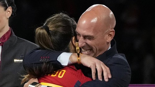 President of Spains soccer federation Luis Rubiales embraces Alba Redondo during the awards ceremony for the Womens World Cup soccer final at Stadium Australia in Sydney, Australia, Sunday, Aug. 20, 2023. Spain defeated England in the final. (AP Photo/Rick Rycroft)