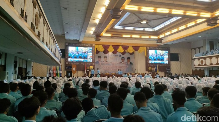 Mahasiswa baru UNS Solo mengikuti PKKMB di hari pertama, Senin (21/8/2023).