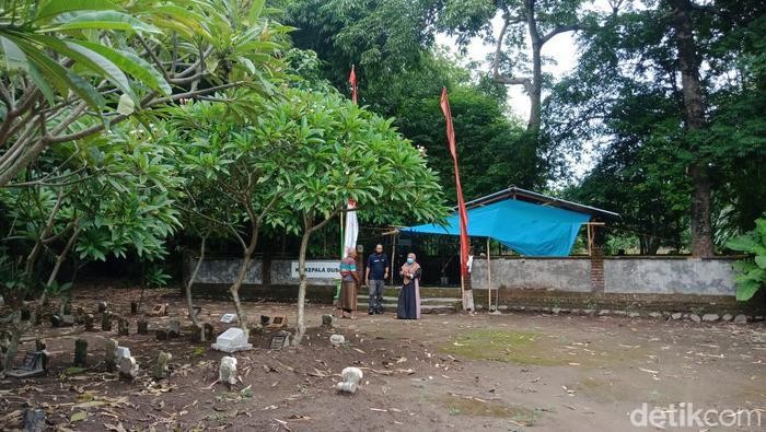 Makam Medeleg terletak di Kecamatan Tembelang. Masyarakat setempat meyakini makam ini sakral. Makam ini juga kerap dijadikan tempat pesugihan hingga mencari ilmu sakti.