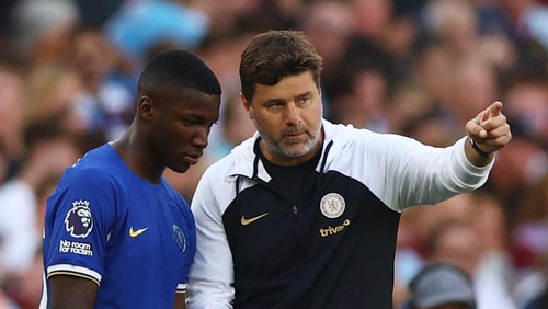 Soccer Football - Premier League - West Ham United v Chelsea - London Stadium, London, Britain - August 20, 2023 Chelseas Moises Caicedo with manager Mauricio Pochettino before coming on as a substitute Action Images via Reuters/Matthew Childs EDITORIAL USE ONLY. No use with unauthorized audio, video, data, fixture lists, club/league logos or live services. Online in-match use limited to 75 images, no video emulation. No use in betting, games or single club /league/player publications.  Please contact your account representative for further details.
