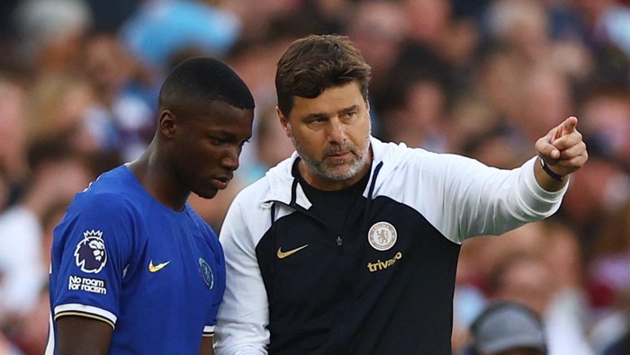 Soccer Football - Premier League - West Ham United v Chelsea - London Stadium, London, Britain - August 20, 2023 Chelseas Moises Caicedo with manager Mauricio Pochettino before coming on as a substitute Action Images via Reuters/Matthew Childs EDITORIAL USE ONLY. No use with unauthorized audio, video, data, fixture lists, club/league logos or live services. Online in-match use limited to 75 images, no video emulation. No use in betting, games or single club /league/player publications.  Please contact your account representative for further details.