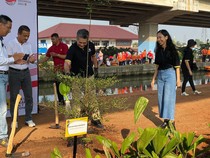 Global CR Day, Maybank Indonesia Tanam 1.500 Pohon di Bawah Tol Becakayu
