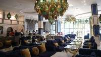 Restoran dengan nuansa warna biru dan emas ini menawarkan kemewahan klasik khas Timur Tengah. Setiap penjuru ditata apik, dengan sentuhan detil asesoris nan elegan, sehingga mengundang pengunjung untuk mengabadikan momen indah.
