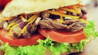 Hidangan khas lainnya adalah Shawarma hidangan khas Timur Tengah yang diolah baik dari kambing, ayam, maupun sapi, dengan aroma yang sangat menggugah selera.