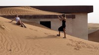 Baru-baru ini, pemandu wisata terlihat di desa ini. Banyak turis yang kegirangan karena dapat konten foto dan video. Apalagi jaraknya dekat, hanya satu jam dari Kota Dubai. Pemerintah mendukung desa hantu ini sebagai tempat wisata baru di Dubai.