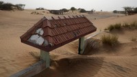 Dilansir dari Arab News, sebuah desa hantu bernama Desa Al-Ghuraifa mulai jadi tempat wisata. Sejarahnya, desa ini dibangun pada tahun 1970-an untuk menampung suku Badui nomaden yang lewat di sana. Namun pada tahun 1990-an, desa ini ditinggalkan dan tak berpenghuni. Hal ini terjadi karena pamor Dubai sebagai pusat perdagangan dan pariwisata global mulai tersohor. Suku badui pun berkurang dan hijrah ke kota.  