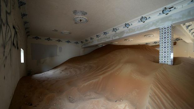 Menyusuri Desa Hantu di Gurun Dubai People visit the Bedouin village of al-Ghuraifabout, buried under the sand, 100 km, 62 miles, southeast of Sharjah, United Arab Emirates, Sunday, July 9, 2023. Built-in the 1970s, the village was abandoned two decades later as oil wealth transformed the country into a global hub of commerce and tourism, home to the futuristic cities of Dubai and Abu Dhabi. (AP Photo/Kamran Jebreili)
