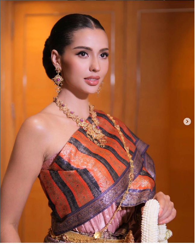 Kecantikan Anntonia Porsild didapatkan dari ayah dan ibunya yang berasal dari ras berbeda. Ayahnya Morten Porsild berasal dari Denmark. Ibunya, Tanradee Porsild, orang Thailand. Foto: Dok. Instagram porxild, missuniverse.in.th