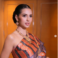 Kecantikan Anntonia Porsild didapatkan dari ayah dan ibunya yang berasal dari ras berbeda. Ayahnya Morten Porsild berasal dari Denmark. Ibunya, Tanradee Porsild, orang Thailand. Foto: Dok. Instagram porxild, missuniverse.in.th