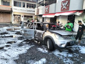 Mobil Hangus Terbakar di Pusat Perbelanjaan Denpasar