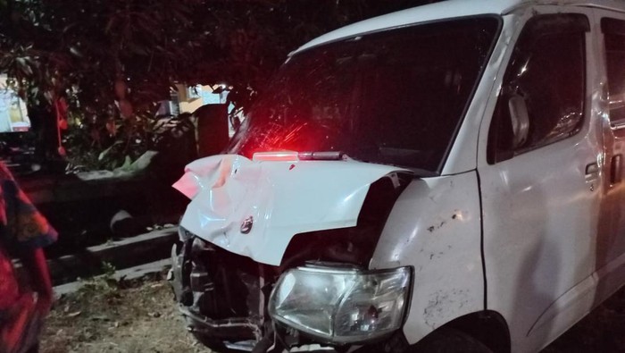 Mobil yang terlibat kecelakaan di di jalan Sukoharjo-Mulur, tepatnya di Desa Mulur, Kecamatan Bendosari, Sukoharjo, Senin (21/8/2023).