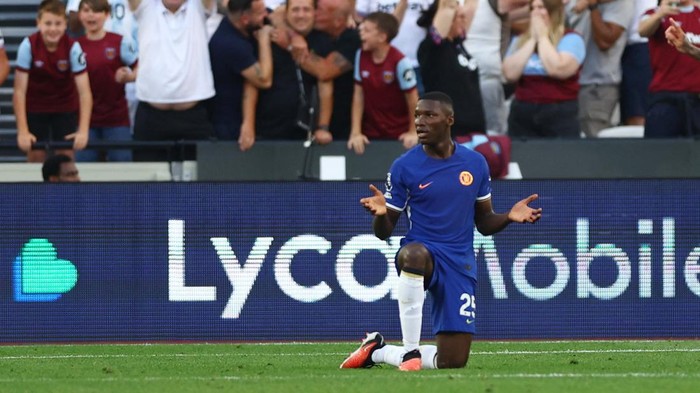 Soccer Football - Premier League - West Ham United v Chelsea - London Stadium, London, Britain - August 20, 2023 Chelseas Moises Caicedo reacts after conceding a penalty Action Images via Reuters/Matthew Childs EDITORIAL USE ONLY. No use with unauthorized audio, video, data, fixture lists, club/league logos or live services. Online in-match use limited to 75 images, no video emulation. No use in betting, games or single club /league/player publications.  Please contact your account representative for further details.