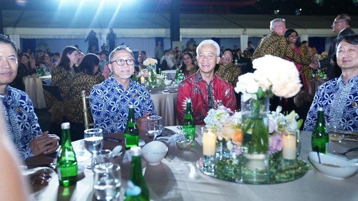 Momen Akrab Zulhas-Ganjar saat Makan Malam di Semarang Momen Akrab Zulhas-Ganjar saat Makan Malam di Semarang