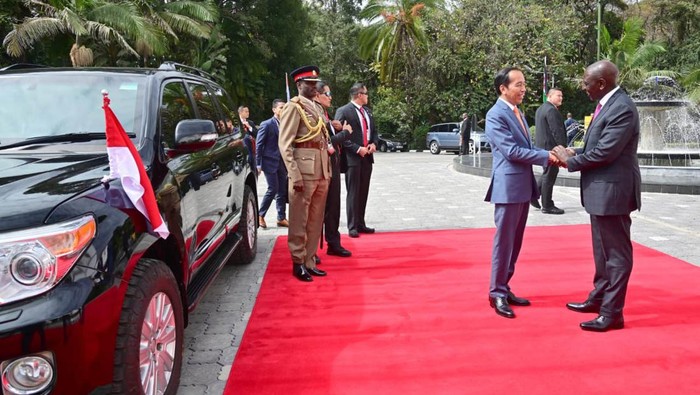 Presiden Joko Widodo melanjutkan kunjungan hari keduanya di Nairobi, Republik Kenya, pada Senin, 21 Agustus 2023. Presiden Jokowi diagendakan untuk bertemu dengan Presiden Republik Kenya William Ruto.