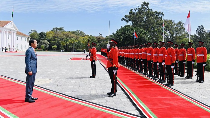 Presiden Joko Widodo (Jokowi) melakukan kunjungan kerja ke Republik Kenya, Senin (21/8/2023). Kedatangan Jokowi diambut dengan upacara kenegaraan oleh Presiden Republik Kenya William Ruto.