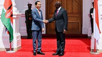 William Ruto menyalami Jokowi saat menyambutnya di State House, Nairobi, Republik Kenya.  