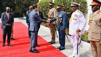 William Ruto memperkenalkan sejumlah pejabat tinggi Kenya kepada Jokowi.  