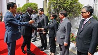 Jokowi juga memperkenalkan sejumlah menteri yang mendampinginya kepada William Ruto.  