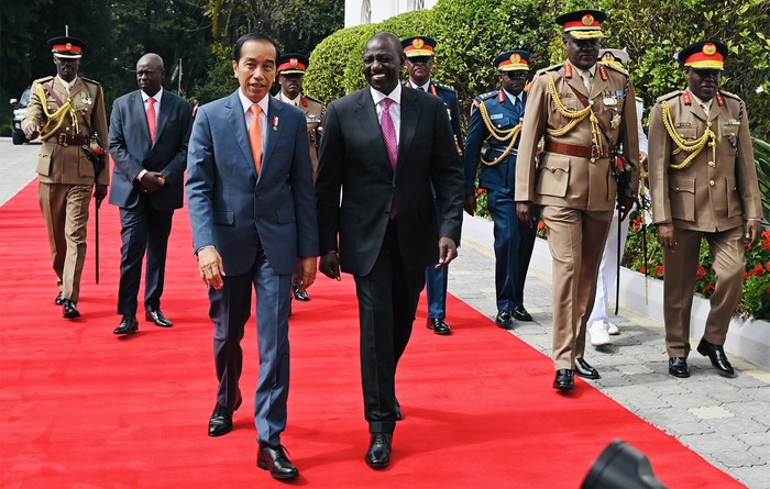 Momen Jokowi Disambut dengan Upacara Kenegaraan di Kenya Presiden Joko Widodo (Jokowi) melakukan kunjungan kerja ke Republik Kenya, Senin (21/8/2023). Kedatangan Jokowi diambut dengan upacara kenegaraan oleh Presiden Republik Kenya William Ruto.