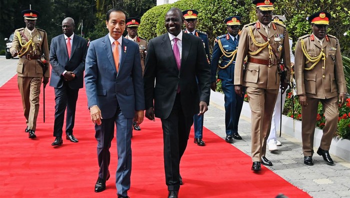 Presiden Joko Widodo (Jokowi) melakukan kunjungan kerja ke Republik Kenya, Senin (21/8/2023). Kedatangan Jokowi diambut dengan upacara kenegaraan oleh Presiden Republik Kenya William Ruto.