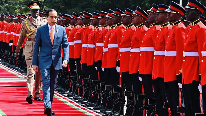 Presiden Joko Widodo (Jokowi) melakukan kunjungan kerja ke Republik Kenya, Senin (21/8/2023). Kedatangan Jokowi diambut dengan upacara kenegaraan oleh Presiden Republik Kenya William Ruto.