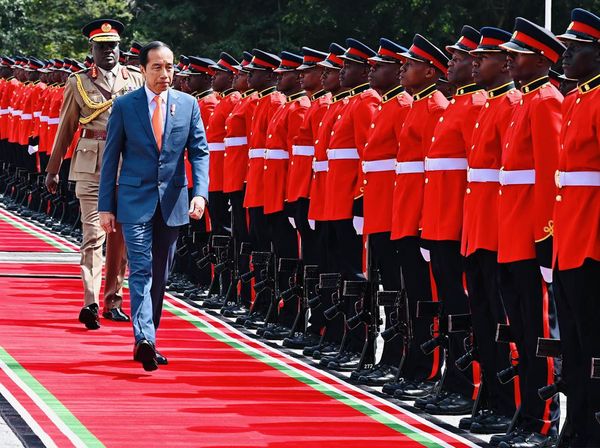 Momen Jokowi Disambut Upacara Kenegaraan di Kenya