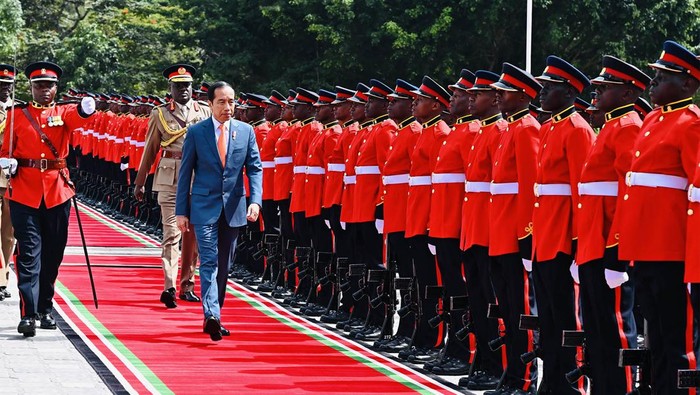 Momen Jokowi Disambut dengan Upacara Kenegaraan di Kenya Presiden Joko Widodo (Jokowi) melakukan kunjungan kerja ke Republik Kenya, Senin (21/8/2023). Kedatangan Jokowi diambut dengan upacara kenegaraan oleh Presiden Republik Kenya William Ruto.
