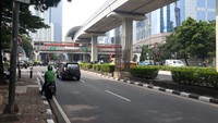 Tinggi setiap tiang monorel ini berbeda antara satu dengan yang lain. Rata-rata paling rendah tinggi tiang ini hanya sekitaran 3 meter dengan yang tertinggi kurang lebih sekitar 7 meter. Foto: Ignacio Geordy Oswaldo