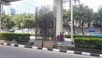 Tiang-tiang ini berdiri saling berdekatan, hanya berjarak beberapa meter antar satu dengan yang lain. Jarak antara satu tiang dengan yang lain ini berbeda-beda antara satu dengan yang lain, ada yang cukup renggang tapi ada juga yang cukup dekat. Foto: Ignacio Geordy Oswaldo