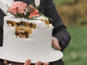 Mukanya Dilempar Kue Suami, Wanita Ini Langsung Minta Cerai