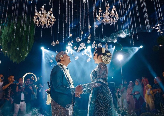 Hiasan kepala siger dan ronce melati melengkapi kemegahan penampilan Bella Bonita sebagai pengantin Jawa. Foto: Instagram/@faralljibrill_official @denny_caknan