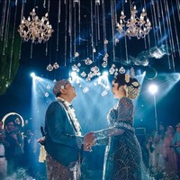 Hiasan kepala siger dan ronce melati melengkapi kemegahan penampilan Bella Bonita sebagai pengantin Jawa. Foto: Instagram/@faralljibrill_official @denny_caknan