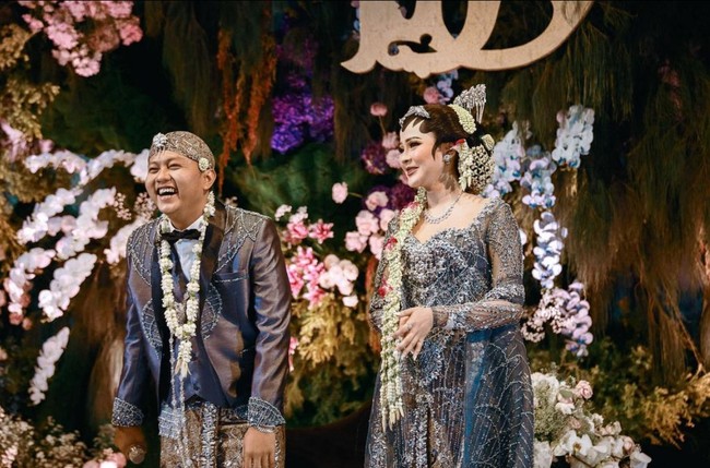 Denny Caknan pun tampil gagah dan tak kalah mewah mengenakan setelan beskap dan kain batik. Beskap juga dihiasi detail payet serta bordir. Foto: Instagram/@faralljibrill_official @denny_caknan