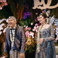 Denny Caknan pun tampil gagah dan tak kalah mewah mengenakan setelan beskap dan kain batik. Beskap juga dihiasi detail payet serta bordir. Foto: Instagram/@faralljibrill_official @denny_caknan