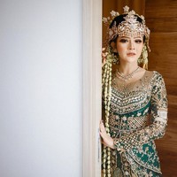 Kebaya Bella Bonita tampak mewah penuh hiasan bordir, payet, kristal serta manik-manik. Ekor panjang menyapu lantai menambah kesan royal pada penampilannya. Foto: Instagram/@faralljibrill_official @denny_caknan