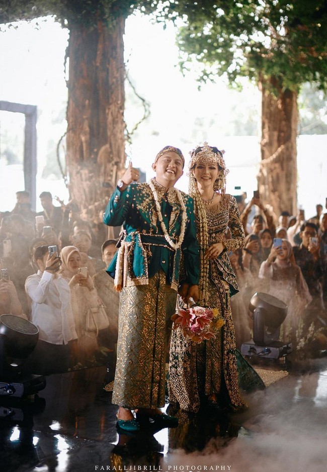 Rangkaian acara ngunduh mantu dibagi menjadi dua sesi, pertama pada pukul 14.00 hingga 16.00 WIB. Di mana Denny dan Bella mengenakan kebaya dan setelan beskap tradisional. Foto: Instagram/@faralljibrill_official @denny_caknan