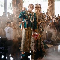 Rangkaian acara ngunduh mantu dibagi menjadi dua sesi, pertama pada pukul 14.00 hingga 16.00 WIB. Di mana Denny dan Bella mengenakan kebaya dan setelan beskap tradisional. Foto: Instagram/@faralljibrill_official @denny_caknan