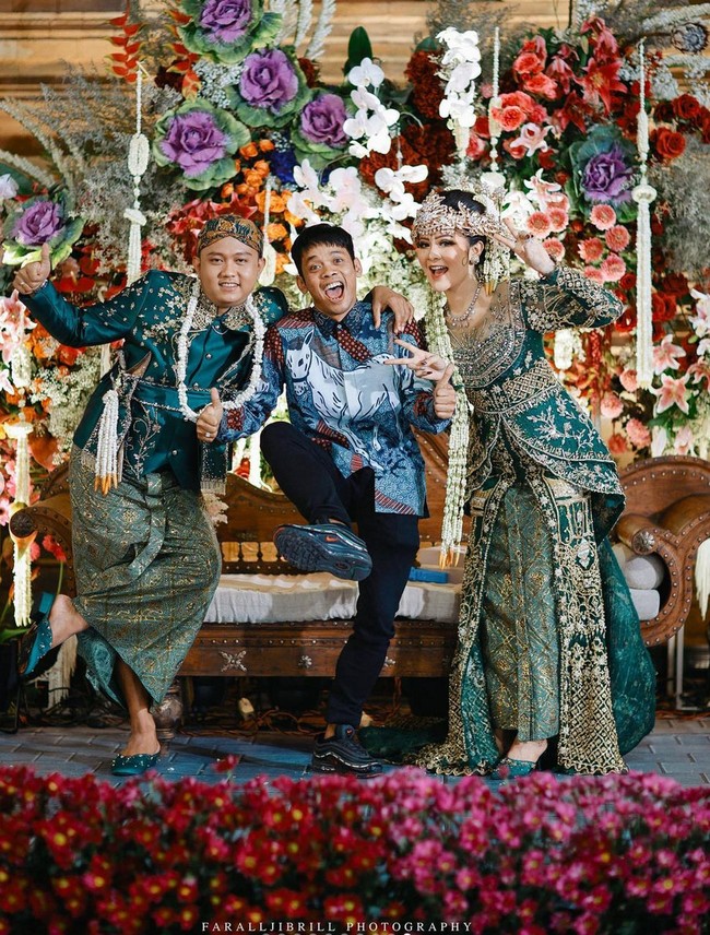 Keduanya memilih tema warna hijau Emerald untuk busana pengantin dari koleksi Anarav Label. Foto: Instagram/@faralljibrill_official @denny_caknan