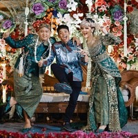 Keduanya memilih tema warna hijau Emerald untuk busana pengantin dari koleksi Anarav Label. Foto: Instagram/@faralljibrill_official @denny_caknan