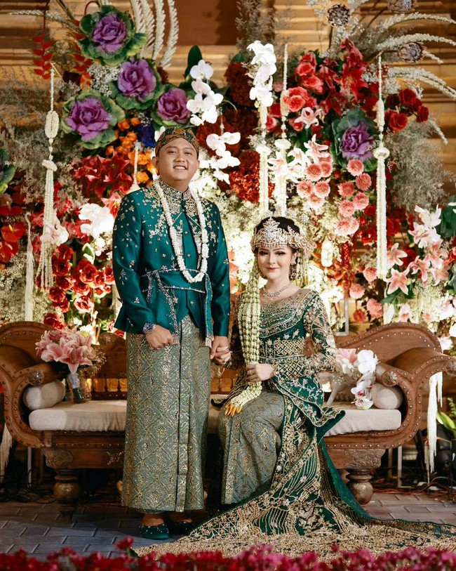 Ngunduh mantu Denny Caknan dan Bella Bonita digelar dengan megah, bertempat di Pendapa Kepatihan Ngawi, Jawa Timur, pada Jumat (18/8/2023). Foto: Instagram/@faralljibrill_official @denny_caknan