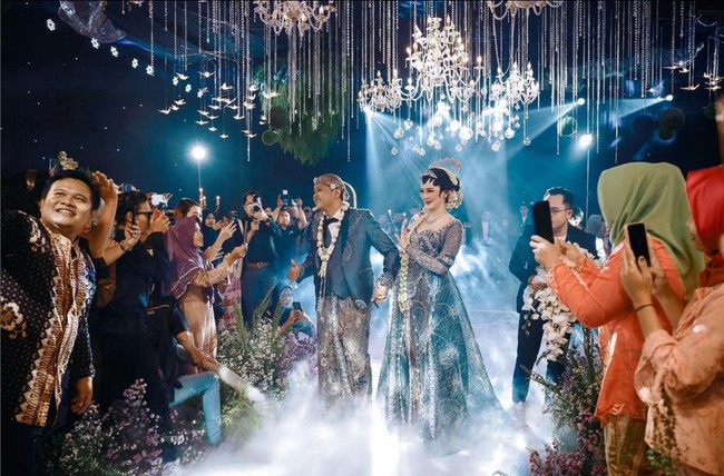 Ngunduh mantu sempat diwarnai drama. Usai acara, Bella Bonita jatuh pingsan hingga harus dilarikan ke rumah sakit. Tak berapa lama, Denny Caknan membagikan kabar bahwa kondisi istrinya sudah membaik. Foto: Instagram/@faralljibrill_official @denny_caknan