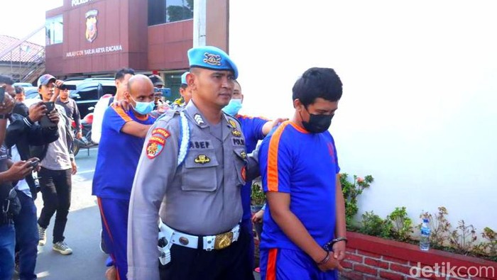Operator SPBU yang menyambi jadi penjual tembakau sintetis
