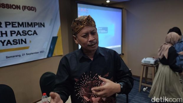 Pakar politik Undip, Teguh Yuwono saat berbicara kepada awak media di Semarang, Senin (21/8/2023).